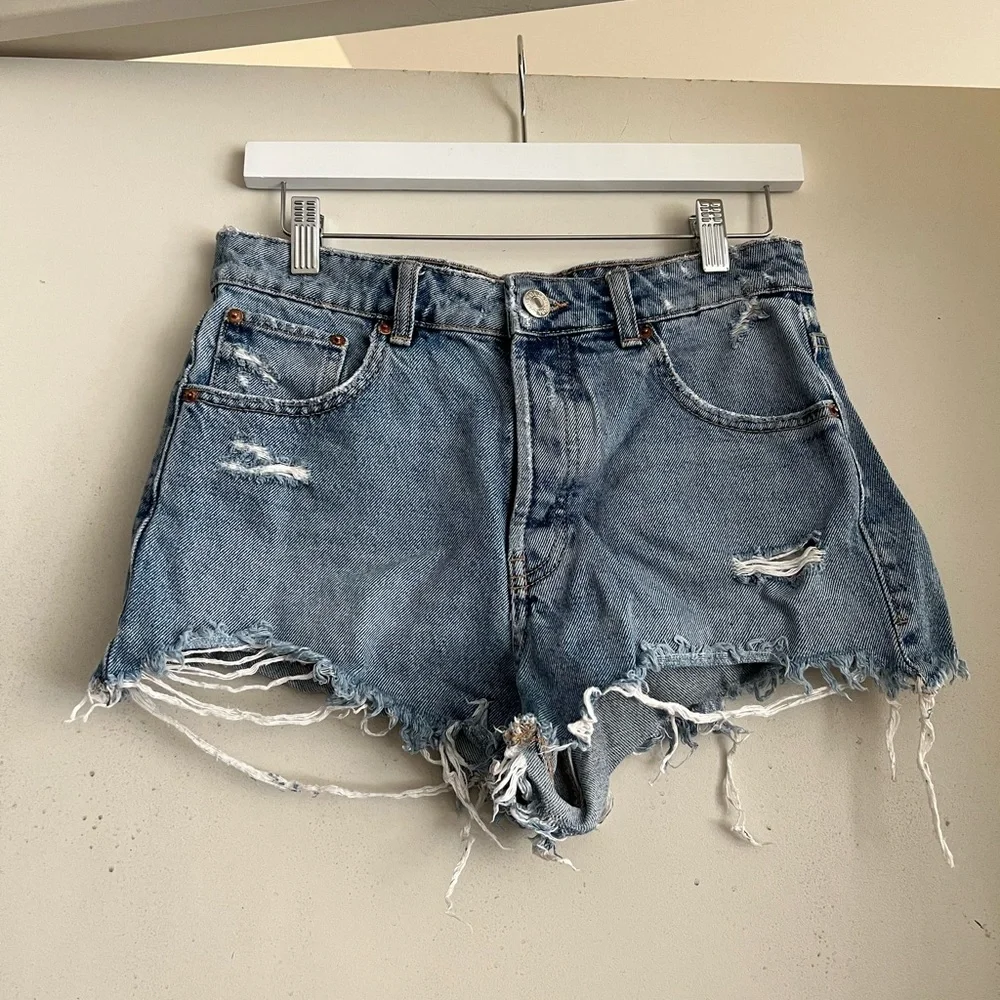 Zara Distressed High Rise Denim Cutoff Shorts - Picture 4 of 4